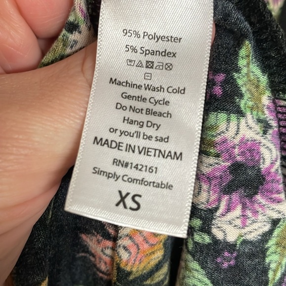 LulaRoe size XS Color Floral Black Carly High-low Short Sleeve Dress with pocket - Picture 6 of 7